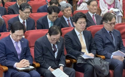 (앞줄 맨 왼쪽부터 순서대로) 김기현 대표, 이채익 의원 등이 기도하고 있다. ©이채익 의원 페이스북