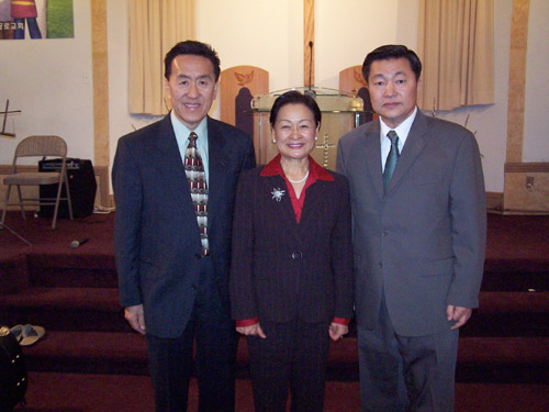 (왼쪽부터)정재훈 장로, 정정숙 권사, 김기호 목사.