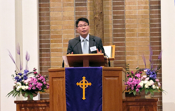 서북미 KPC 2023년 담임목사 컨퍼런스 개회예배에서 설교하는 송성민 목사