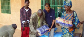 구호물품을 받고 있는 니제르 난민들(위 사진은 본 기사 내용과 직접적 관계가 없음). ⓒ오픈도어선교회
