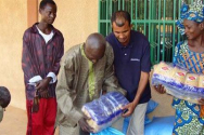 구호물품을 받고 있는 니제르 난민들(위 사진은 본 기사 내용과 직접적 관계가 없음). ⓒ오픈도어선교회