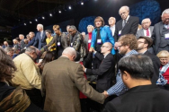 2019년 미국 세인트루이스에서 열린 연합감리교단 총회에서 동성애에 관한 교단 정책에 대한 투표 전에 대의원들과 감독들이 기도하고 있다. ©UMC