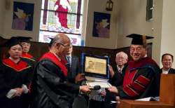 김용희 목사가 미주 대한신학대학교에서 명예신학박사 학위를 받았다.