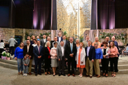기쁜우리교회 2023 다민족 부활절 연합예배에서 각 교회 리더십들이 기념촬영을 하고 있다