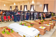 2022년 6월 5일 나이지리아 온도주 오오에서 발생한 교회 테러 희생자들의 장례식에 조문객들이 참석하고 있다. ⓒ나이지리아 가톨릭 온도 교구