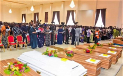2022년 6월 5일 나이지리아 온도주 오오에서 발생한 교회 테러 희생자들의 장례식에 조문객들이 참석하고 있다. ⓒ나이지리아 가톨릭 온도 교구