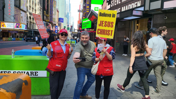 맨하탄 선포외침전도팀이 지난 15일 맨하탄에서 거리전도를 하고 있다. 거리전도를 응원하는 행인을 만나 사진을 촬영했다.