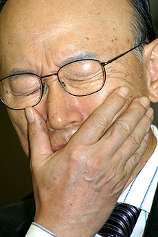 “값싼 은혜에 안주해 이웃을 돌보지 못한 죄를 회개한다”고 고백하며 눈물을 흘리는 조용기 목사