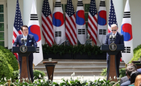윤석열 대통령과 조 바이든 미국 대통령이 26일(현지시간) 워싱턴DC 백악관 로즈가든에서 공동기자회견을 하고 있다.
