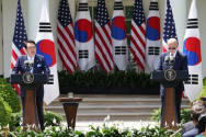 윤석열 대통령과 조 바이든 미국 대통령이 26일(현지시간) 워싱턴DC 백악관 로즈가든에서 공동기자회견을 하고 있다.