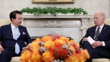 윤석열 대통령과 조 바이든 미국 대통령이 26일(현지시간) 워싱턴DC 백악관에서 소인수 정상회담을 하고 있다.