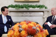 윤석열 대통령과 조 바이든 미국 대통령이 26일(현지시간) 워싱턴DC 백악관에서 소인수 정상회담을 하고 있다.