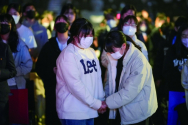 제14차 더웨이브 집회에서 청소년들이 서로를 위해 기도하고 있다.