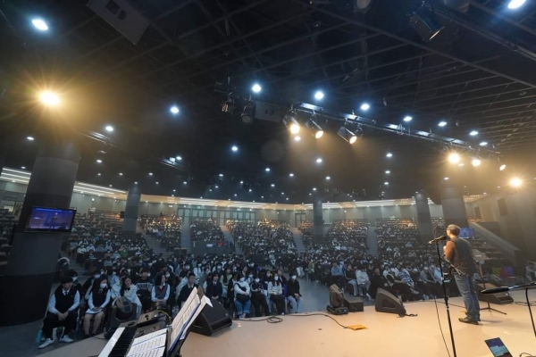 지난 3월에 열린 제14차 더웨이브 집회 모습. 약 950여 명의 학생들이 모여 기도하는 시간을 가졌다.