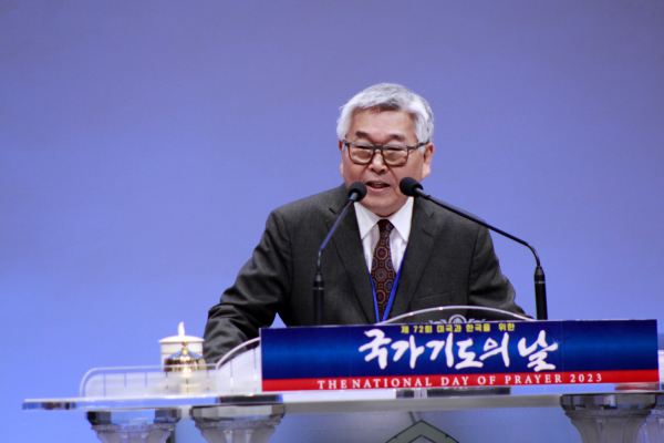 미국과 한국의 지도자들을 위한 기도를 촉구하는 이종용 목사(코너스톤교회)