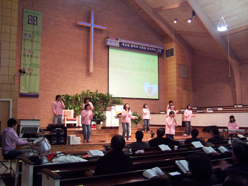 집회 인도하는 미국 비전 여행 참가 학생들.