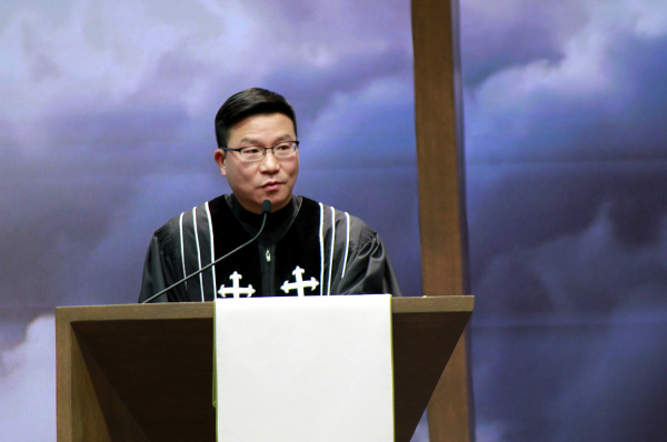 고 박희민 목사의 장례예배를 집례하는 박은성 목사가 고인의 약력을 보고했다