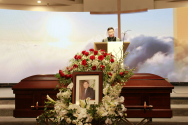 박은성 목사가 나성영락교회장으로 거행된 고 박희민 목사의 장례예배를 집례하고 있다