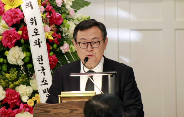 고 박희민 목사 천국환송예배에서 추모사를 전하는 민종기 목사