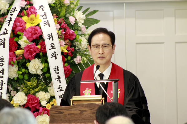 해외한인장로회 총회장으로 거행 된 고 박희민 목사 천국환송예배를 집례하는 박성규 목사 
