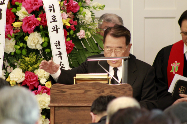 해외한인장로회 총회장으로 거행 된 고 박희민 목사 천국환송예배에서 축도하는 김대순 목사
