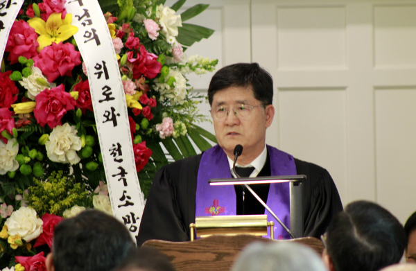 해외한인장로회 총회장으로 거행된 고 박희민 목사 천국환송예배에서 설교하는 박상근 목사
