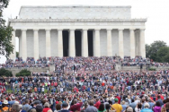 수만 명의 미국인들이 내셔널몰에 모여 나라를 위한 회개와 중보기도를 하고 있다. ⓒ미국 크리스천포스트