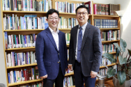 본사를 방문한 ITS 총장 이승현 박사(오른쪽)와 이재석 교수(왼쪽)