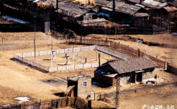 2000년대 초에 순교자의소리가 입수한 사진. 두만강 인근에 위치한 이 시설은 북한의 처형장으로 보인다.