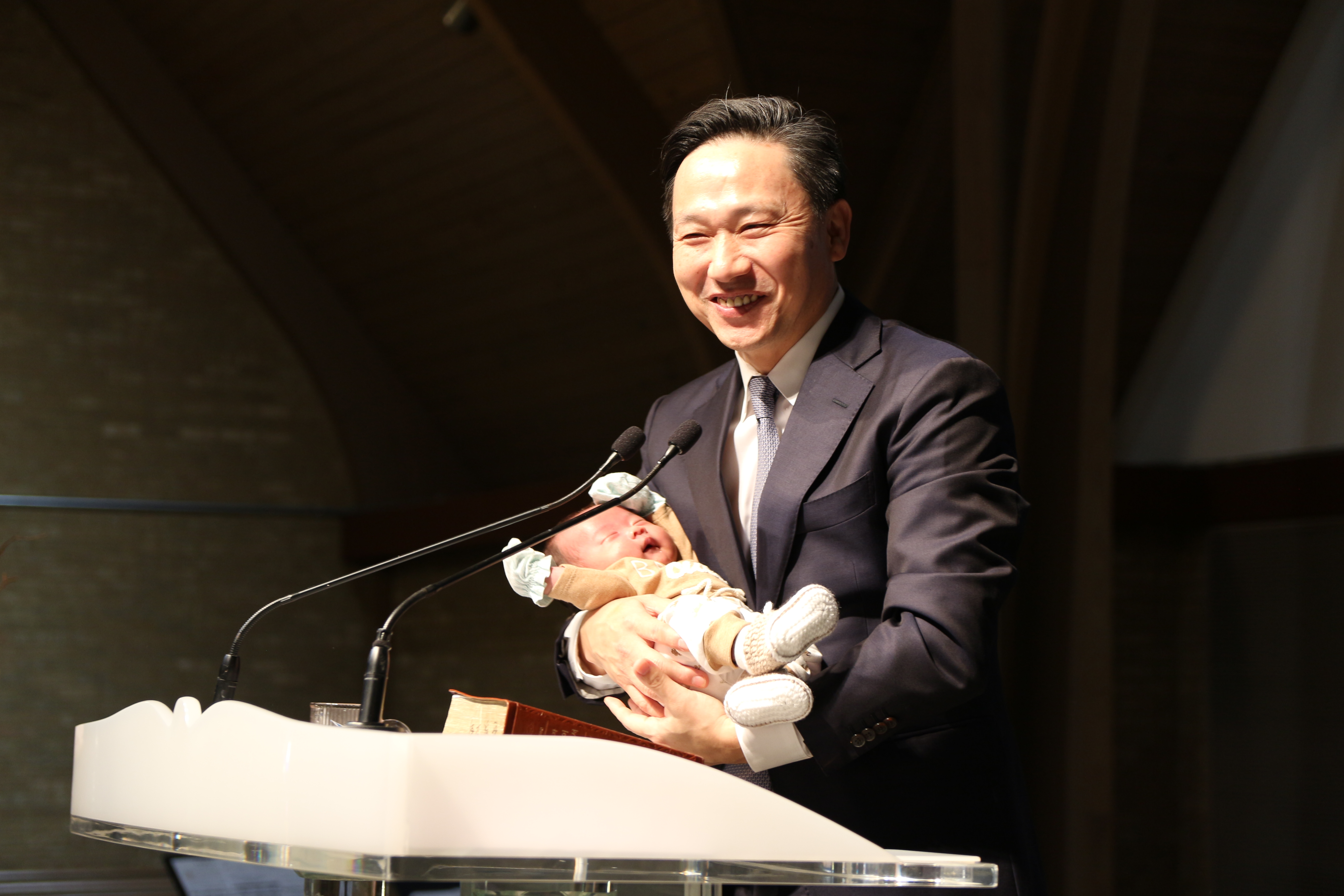 첫 출석 아기(주일 예배 중) 