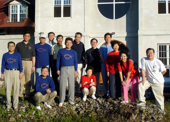 KPM 의료선교팀은 지난 14일부터 19일까지 온두라스에서 의료선교를 진행했다. 사진은 누가 앤드류 클리닉 앞에서 선교팀들과 현지 선교사들