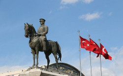 튀르키예 울루스 광장의 영웅 아타튀르크 동상. ⓒ한국오픈도어