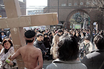 민주노동당 탈당 간부들이 주축이 된 ‘새로운진보정당운동’ 회원들이 사랑의교회 앞에서 알몸 시위를 벌이고 있다. ⓒ 고준호 기자 