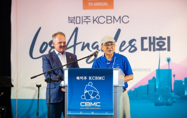 북미주 KCBMC LA대회에서 미국 CBMC CEO 프랭크 켈리와 북미주 KCBMC 폴현 사무총장이 인사하고 있다.
