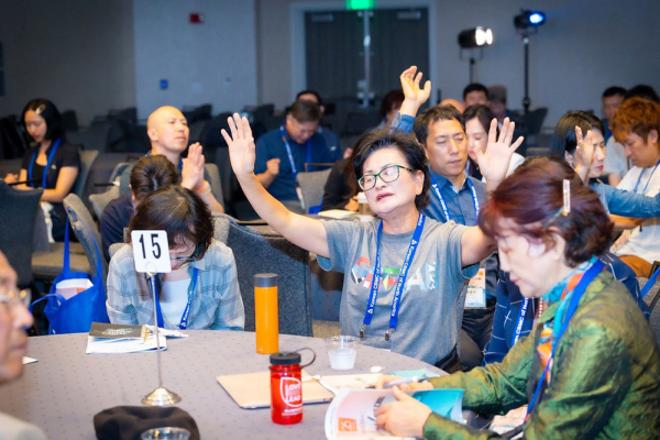 북미주 KCBMC LA대회에서 참석한 회원들이 뜨겁게 기도하고 있다.