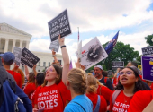2022년 6월 24일 미국 연방대법원이 헌법상 낙태권을 폐지하기로 결정하자, 법원 밖에 있던 수백 명의 생명 수호 운동가들이 환영하고 있다. ⓒNicole Alcindor/ Christian Post