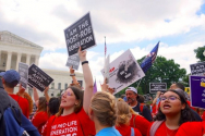 2022년 6월 24일 미국 연방대법원이 헌법상 낙태권을 폐지하기로 결정하자, 법원 밖에 있던 수백 명의 생명 수호 운동가들이 환영하고 있다. ⓒNicole Alcindor/ Christian Post