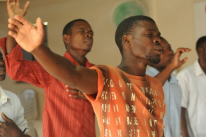 ▲비서구권, 그 중 아프리카에서 복음화율이 급증하고 있다. 사진은 아프리카 청년들이 기도하는 모습. ⓒPixabay