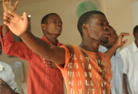 ▲비서구권, 그 중 아프리카에서 복음화율이 급증하고 있다. 사진은 아프리카 청년들이 기도하는 모습. ⓒPixabay