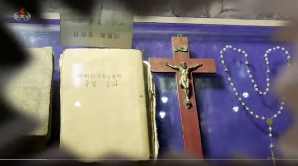 ▲북한에서 인기 있는 한 TV 프로그램의 도입부에 나오는 화면. 십자가를 비롯한 기독교 관련 물품들이 북한의 국영 TV에 종종 등장한다. ⓒ순교자의소리 제공