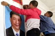중국 동남부 장시성에서 시진핑 주석의 사진을 걸고 있는 중국인들. ⓒ한국순교자의소리