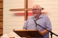 오렌지카운티 파운틴 밸리 지역에 위치한 ‘더 파운트’(The Fount)의 글렌 하워스 목사. ©유튜브 영상 캡쳐
