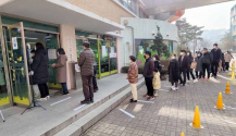 서울 지역 한 투표장에서 대기하는 유권자들 모습. (본 사진은 해당 기사와 직접 관련이 없습니다.) ⓒDB
