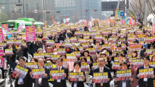 지난 3월 서울시의회 앞에서 열렷던 서울 학생인권조례 폐지 촉구 집회. 참석자들이 &#039;학생 탈선 조장 학생인권조례 OUT&#039;이라고 적힌 피켓을 들어보이고 있다. ©서울시학생인권조례폐지범시민연대