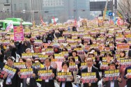 지난 3월 서울시의회 앞에서 열렷던 서울 학생인권조례 폐지 촉구 집회. 참석자들이 &#039;학생 탈선 조장 학생인권조례 OUT&#039;이라고 적힌 피켓을 들어보이고 있다. ©서울시학생인권조례폐지범시민연대