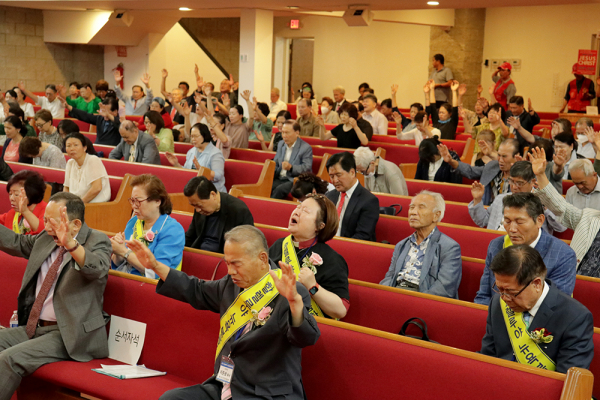 2023년 뉴욕 할렐루야대회가 28일 하크네시아교회에서 개최됐다. 목회자들과 평신도들이 뜨겁게 통성으로 기도하고 있다.