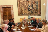 시리아교회 지도자들이 알프레도 만토바노 이탈리아 내무부 차관, 가톨릭 자선단체인 에이드투더처치인니드(ACN) 관계자들과 회의를 갖고 있다. ⓒACN제공