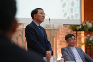 NCCK 신임 총무에 당선된 김종생 목사가 투표 전 총회원들의 의견을 경청하고 있다. ⓒ송경호 기자