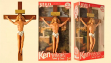 십자가에 달리신 예수 그리스도를 모방한 켄 인형