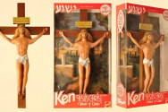 십자가에 달리신 예수 그리스도를 모방한 켄 인형